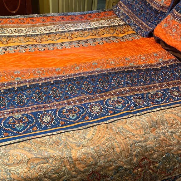 Queen Size Bedspread with Shams. - Picture 4 of 10